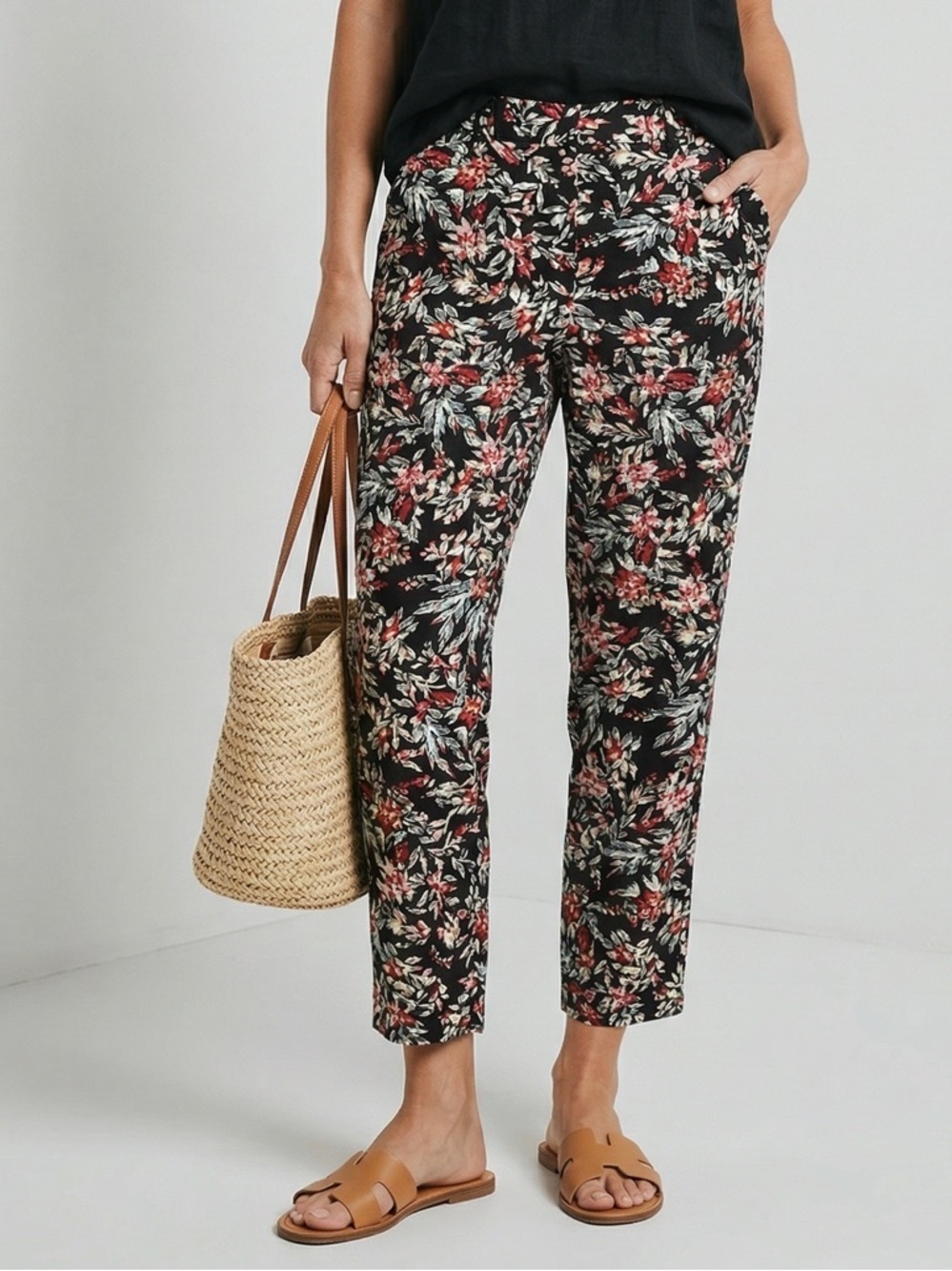 Jessica Simpson black Red  Floral Tapered  Casual chic Resortwear pants